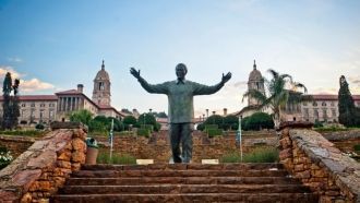 Статуя Нельсона Манделы перед зданием Со