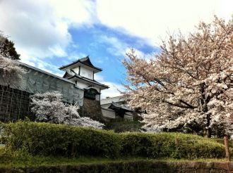 Замок Канадзава весной.