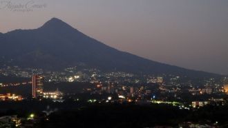 Ночной Сан-Сальвадор.