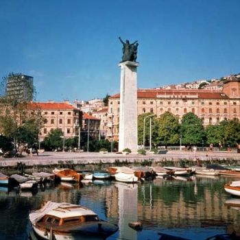 Памятник независимости с видом на гавань