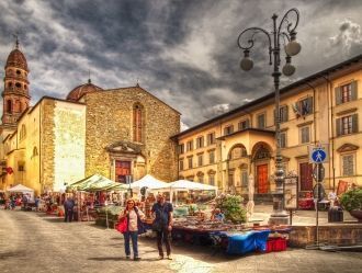 Уличный рынок в Ареццо.