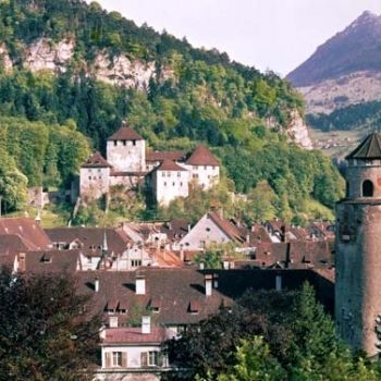 Шаттенбург (замок, в центре) и башня Кац