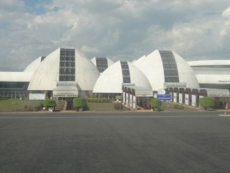 Здание главного терминала аэропорта Бужу