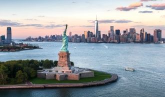 Статуя Свободы и вид на Нью-Йорк